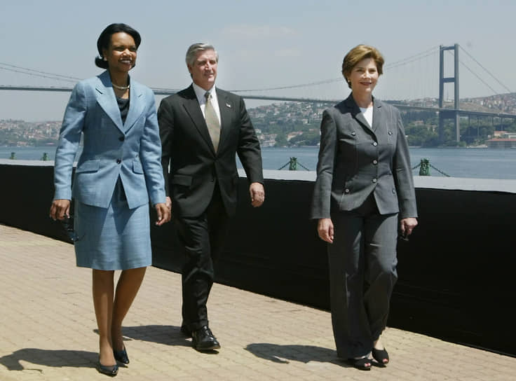 Слева направо: советник по национальной безопасности Кондолиза Райс, глава аппарата Белого дома Эндрю Кард и первая леди Лора Буш в Галатасарайском университете в Стамбуле, 2004 год