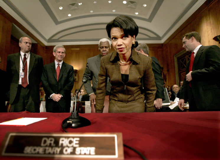«Мои родители — учительница и церковнослужитель — представляли собой средний класс общины чернокожих, свято почитавших веру и образование. Родители были довольно обычными людьми, но воспитывали меня в том духе, что любой может стать президентом США, если этого действительно захочет»&lt;br> 
На фото: госсекретарь Кондолиза Райс дает показания в Сенате США по бюджету Госдепартамента, 2005 год