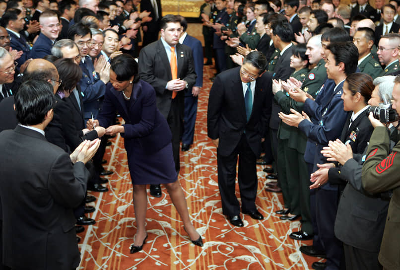 С министром иностранных дел Японии Нобутакой Матимурой (в центре справа) во время официального визита в Японию, 2005 год