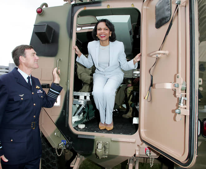 Во время официального визита в Австралию, где она поблагодарила австралийских военных за помощь в американской военной кампании в Афганистане, 2006 год