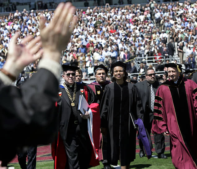 На вручении дипломов в Бостонском колледже, 2006 год