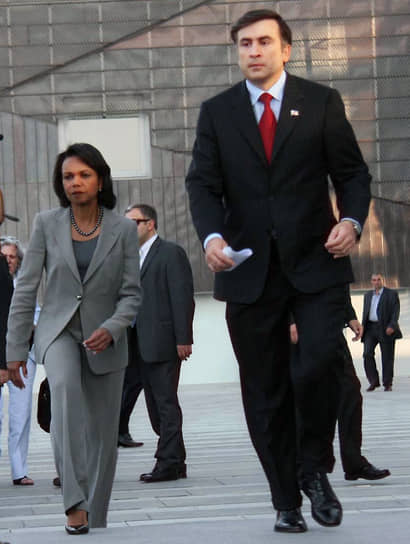 С президентом Грузии Михаилом Саакашвили в Тбилиси на совместной пресс-конференции, посвященной подписанию соглашения о прекращении огня между Грузией и Россией, 2008 год