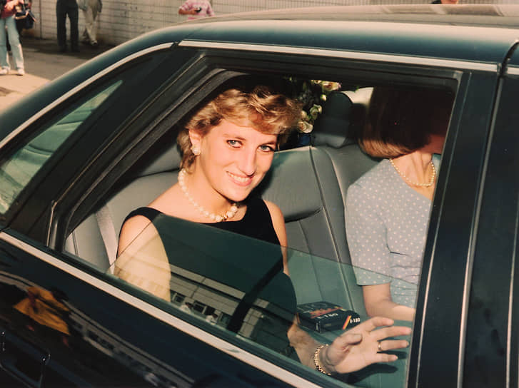 Принцесса Диана и сопровождавший ее бизнесмен Доди аль-Файед, преследуемые фотографами-папарацци, разбились в парижском тоннеле 31 августа 1997 года