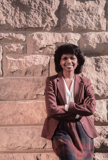 «Главным было образование. Чтобы тебя приняли в белом мире, необходимо было вдвое превосходить своих ровесников»&lt;br>
В 1981 году Кондолиза Райс получила степень доктора политологии в Денверском университете, а в 1993 году стала первой женщиной и первой афроамериканкой, занявшей пост проректора Стэнфордского университета (на фото в 1985 году)