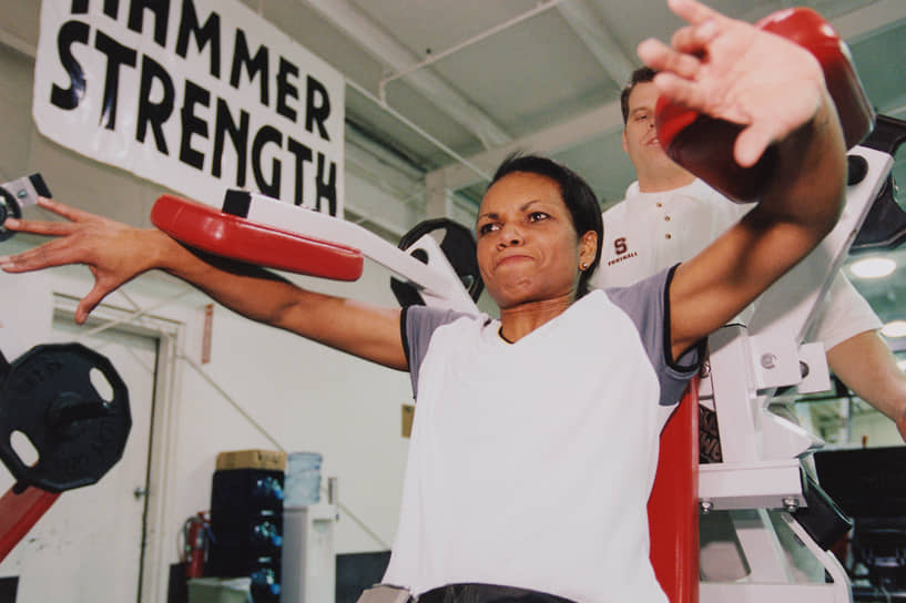 В 1999 года Райс стала членом предвыборной команды кандидата на пост президента США Джорджа Буша-мл. в качестве его старшего советника по внешней политике&lt;br>
На фото: в 2000 году в спортзале