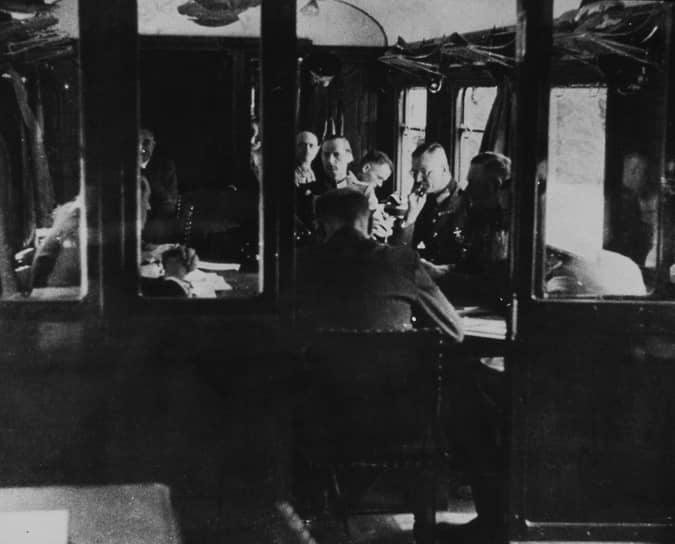  22 июня 1940 года немецкое командование не отказало себе в удовольствии принять капитуляцию Франции в том же вагоне, в котором в ноябре 1918-го маршал Фош диктовал условия перемирия Маттиасу Эрцбергеру. В 1940 году фотосъемку вели охотно — как, впрочем, и через пять лет, во время подписания акта о капитуляции Германии в Карлсхорсте