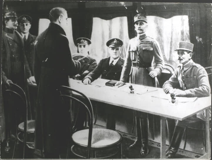 Французский маршал Фердинанд Фош (второй справа) принял немецкую делегацию в своем штабном вагоне в Компьенском лесу: это фото начала переговоров, само перемирие 11 ноября по не до конца понятной причине на пленку не фиксировали