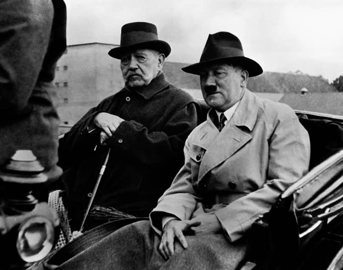 … между Версалем и моментом, когда ветеран Первой мировой президент Гинденбург (слева) доверил пост канцлера ветерану Первой мировой Гитлеру (справа), прошло 13 лет. Между перемирием 1918 года и началом Второй мировой — чуть меньше 21 года