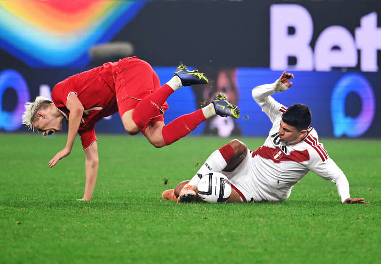 Игрок сборной России Алексей Батраков (слева) во время товарищеского матча против команды Перу 