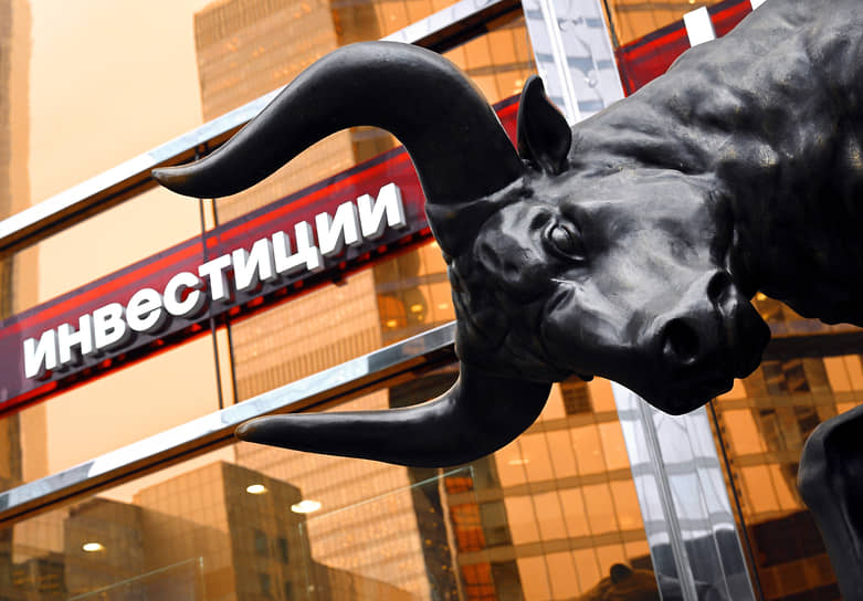 Скульптура быка у входа в башню «Меркурий» в «Москва-Сити»