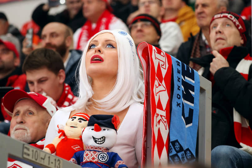 Болельщики на матче КХЛ между командами «Спартак» (Москва) и «Сибирь» (Новосибирск) 