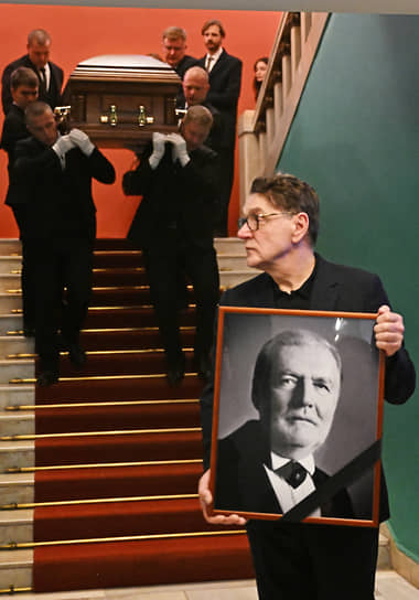 Актер Сергей Маковецкий на церемонии прощания с артистом Владимиром Симоновым в Театре им. Вахтангова в Москве