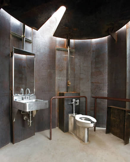 Туалет Lady Bird Lake Hike and Bike Trail Restroom в Остине (США), напоминающий Стоунхендж