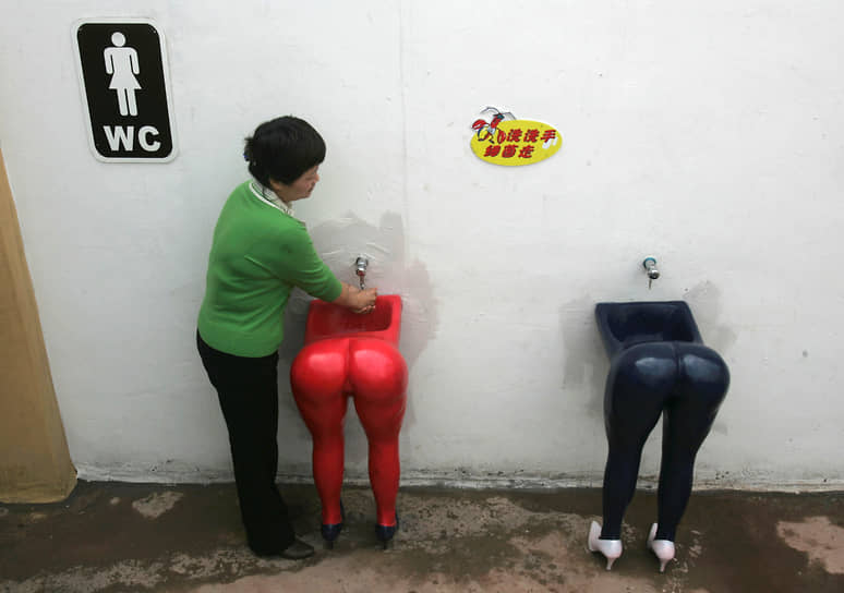 Раковины в туалете в городе Чунцин (Китай)