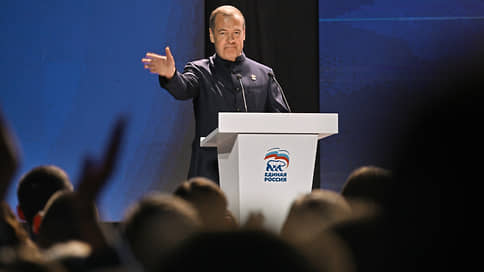 Медведев поручил Молодой гвардии собрать инициативы для новой программы Единой России