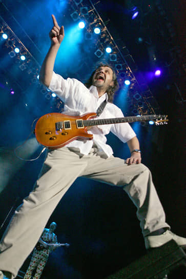 «Раньше я думал, что искусством можно изменить мир, сделать его лучше. Потом быстро понял: черта с два, этот мир не изменишь, значит, остается только воевать с ним»
&lt;BR>На фото: во время сольного выступления в Киеве, 2005 год