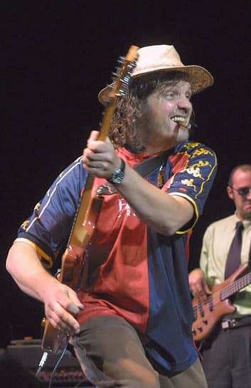 В 2001 году режиссер снял о группе фильм «Истории на супер 8», а в 2007 году состоялась премьера панк-оперы «Время цыган», написанной музыкантами The No Smoking Orchestra по мотивам одноименного фильма Кустурицы