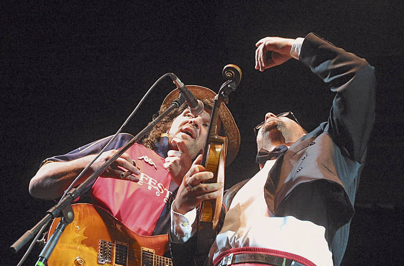 После съемок фильма «Черная кошка, белый кот» Кустурица на некоторое время ушел из кино, полностью погрузившись в музыку. Он увлекся ею, еще будучи студентом, а позже основал фолк-рок группу The No Smoking Orchestra