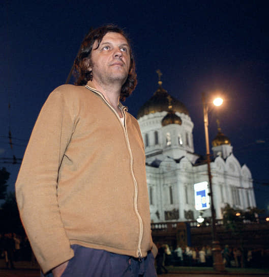 «Счастье не приходит к вам по вашему решению, но если вы жертвуете собой ради ваших идей, ощущение счастья придет как побочный эффект. Это как в случае, когда вы принимаете сердечное лекарство, а побочное действие — головная боль»