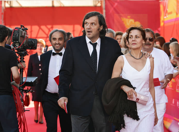 С 1977 года режиссер состоит в браке с Майей Кустурицей (справа). У пары родились сын и дочь. Супруги являются основателями и владельцами кинокомпании Rasta Films