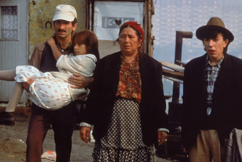 В начале карьеры Эмир Кустурица снимал короткометражки, а дебютной полнометражной работой режиссера стала кинолента 1981 года «Помнишь ли ты Долли Белл?». В 1985 году на экраны вышел его второй фильм «Папа в командировке». Эта кинолента принесла режиссеру «Золотую пальмовую ветвь» Каннского кинофестиваля. Третьей картиной Кустурицы стало «Время цыган» (кадр на фото) в 1988 году. За эту работу он получил приз Каннского кинофестиваля за режиссуру   