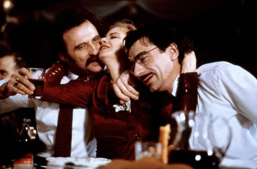 В 1992 году в Югославии началась война. Кустурица вернулся домой из США, где читал лекции, для работы над новым фильмом «Андерграунд» (кадр на фото), который принес ему «Золотую пальмовую ветвь» Каннского кинофестиваля. Несмотря на награду, фильм был принят критикой неоднозначно, а Кустурица заявил, что уходит из кино, так как его не поняли