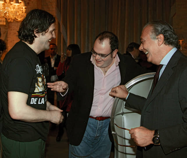 Слева направо: режиссер Эми Кустурица, президент компании Mercury Леонид Фридлянд и глава ювелирного дома De Grisogono Фаваз Груози после концерта в честь презентации новых часов ювелирного дома De Grisogono, 2008 год