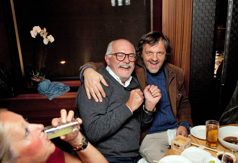 Слева направо: президент благотворительного фонда «Русский силуэт» Татьяна Михалкова, режиссеры Никита Михалков и Эмир Кустурица на ужине Friday Night out в ресторане Nobu, 2010 год