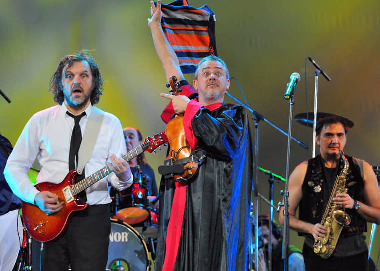 Выступление группы The No Smoking Orchestra на Международном зимнем фестивале искусств в Сочи, 2012 год