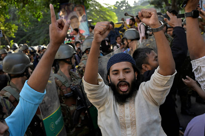 Демонстранты после заочного вынесения приговора Шейх Хасине в Бангладеш