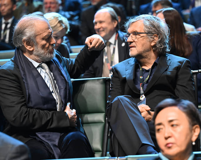 С художественным руководителем Мариинского театра Валерием Гергиевым перед началом пленарного заседания Санкт-Петербургского международного культурного форума в Эрмитаже, 2023 год