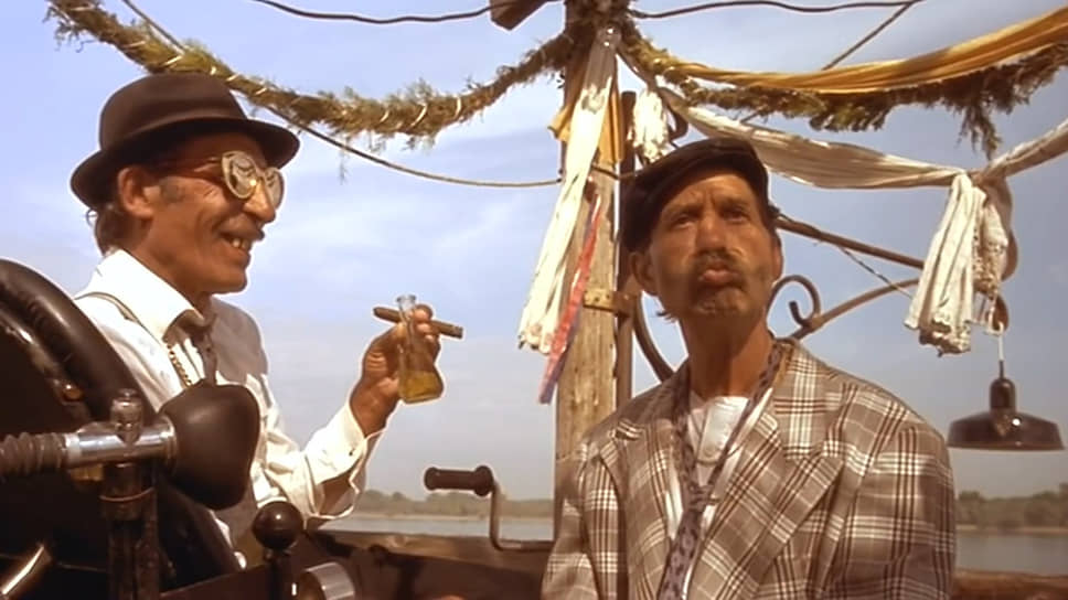 «На пересечении русских и европейских импульсов образовался мой личный художественный фокус. Сама идея фильма &quot;Черная кошка, белый кот&quot; пришла ко мне после прочтения рассказов Бабеля. Меня тронули эти гангстеры с большими сердцами и фатальными страстями»
&lt;BR>В 1998 году Кустурица снял комедию «Черная кошка, белый кот» (кадр на фото), в которой возвращается к цыганской теме. За эту картину режиссер получил «Серебряного льва» на кинофестивале в Венеции 