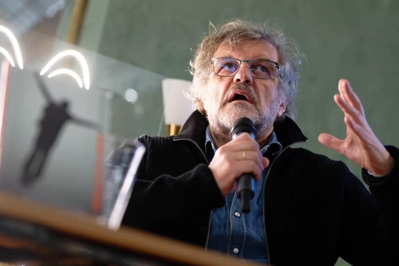 «Скажу так: я свободный человек. Для меня эти понятия равнозначны. Снимаю те фильмы, которые хочу, а не те, которые заказывают продюсеры. Немногие режиссеры могут этим похвастаться. Живу там, где хочу, — в городе своей мечты, который я построил сам. Езжу куда захочу и когда захочу. Для меня гораздо важнее быть свободным, чем счастливым»