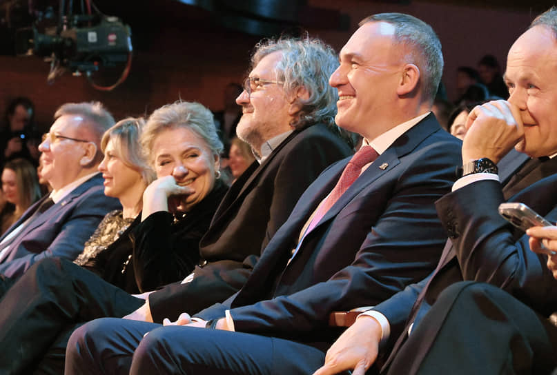 Справа налево: вице-президент «Газпром нефти» Александр Дыбаль, губернатор ХМАО Руслан Кухарук, президент Международного фестиваля кинематографических дебютов «Дух огня», режиссер Эмир Кустурица и вице-президент фестиваля «Дух огня», кинодраматург Мария Зверева на церемонии открытия фестиваля, 2025 год