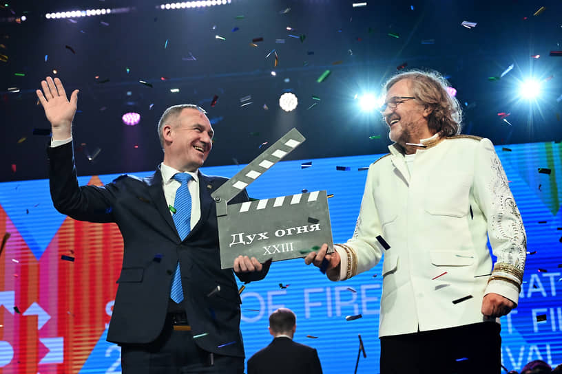 С губернатором ХМАО Русланом Кухаруком на церемонии закрытия Международного фестиваля кинодебютов «Дух огня», 2025 год