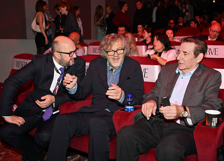 «Я не женщина, но при упоминании о летах грущу. Когда-то мой сын на похоронах моего отца сказал: &quot;Я теперь понял, что такое смерть. Вот яблоко упало, сгнило, а потом на этом месте новое яблоко прорастет&quot;. Так неужели я не прорасту где-нибудь когда-нибудь?»
&lt;BR>На фото: на церемонии открытия Московской международной недели кино в кинотеатре «Художественный», 2025 год