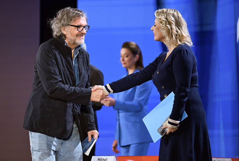 С директором департамента информации и печати МИД РФ Марией Захаровой на Международном форуме сотрудничества к 100-летию народной дипломатии в Национальном центре «Россия», 2025 год