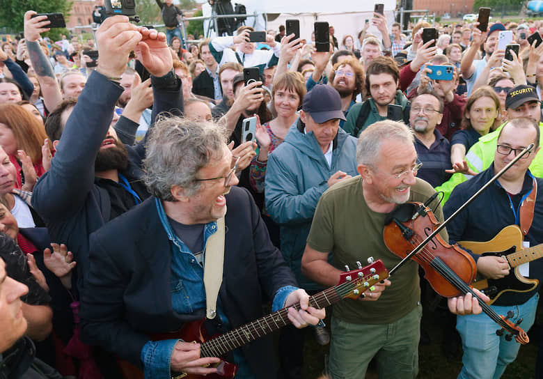 Выступление группы The No Smoking Orchestra на фестивале этнической музыки «ЭтоЭтно» в Петропавловской крепости, 2023 год