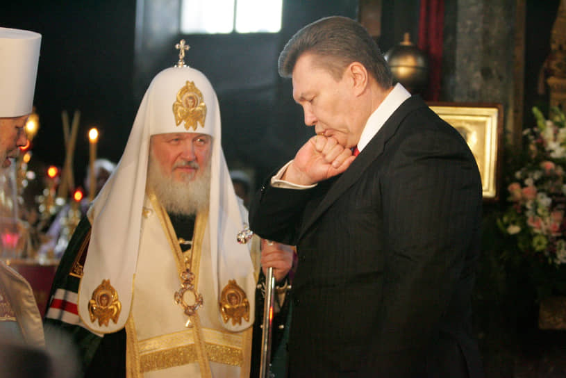 С президентом Украины Виктором Януковичем  и митрополитом Киевским и всея Украины Владимиром (слева), 2010 год