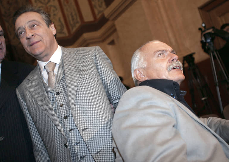 С режиссером Никитой Михалковым на вручении национальной премии общественного признания достижений граждан «Россиянин года», 2005 год. Геннадий Хазанов получил награду в номинации «Искусство и культура»