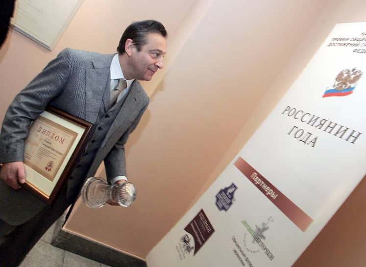 «Воспринимать на уровне эмоций то, что делают политические деятели, — это удел людей, не задающих себе вопроса: что есть жизнь в политике. Политика действительно не очень чистое и, я бы сказал, не очень благородное дело»