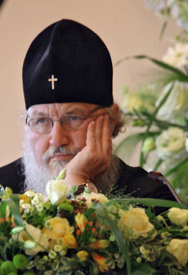 В 1976 году Кирилл был рукоположен в епископа Выборгского. В следующем году его возвели в сан архиепископа. В 1984-1988 годах Кирилл был архиепископом Смоленским и Вяземским. В 1986 году он начал управлять приходами в Калининградской области. В 1988 году Кирилл стал архиепископом Смоленским и Калининградским. В 1991 году был возведен в сан митрополита 