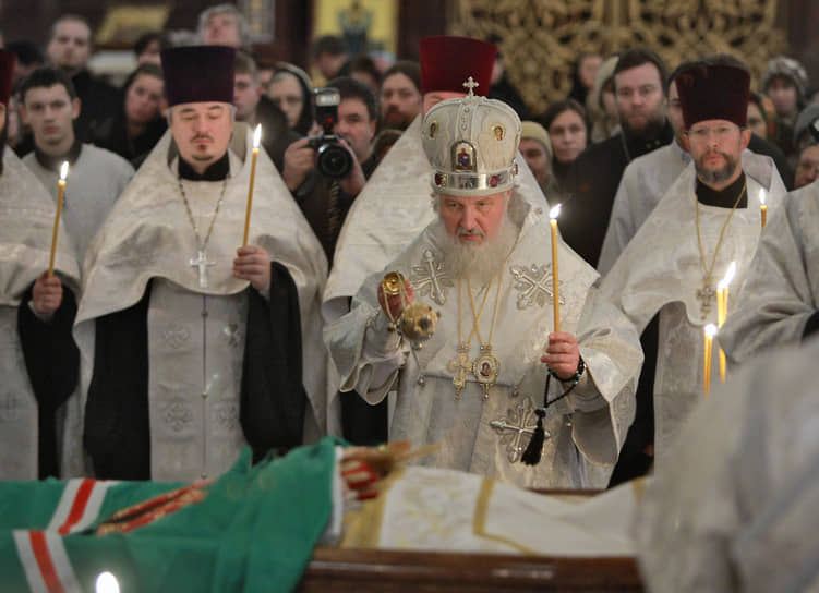 С ноября 1989 по январь 2009 года он занимал пост председателя Отдела внешних церковных сношений (с августа 2000 года — Отдел внешних церковных связей) Московского патриархата. С декабря 2008 по январь 2009 года после смерти патриарха Алексия II митрополит Кирилл временно исполнял обязанности главы Русской православной церкви  
&lt;BR>На фото: митрополит Кирилл проводит Божественную литургию и панихиду у гроба патриарха Московского и Всея Руси Алексия II в храме Христа Спасителя, 2008 год