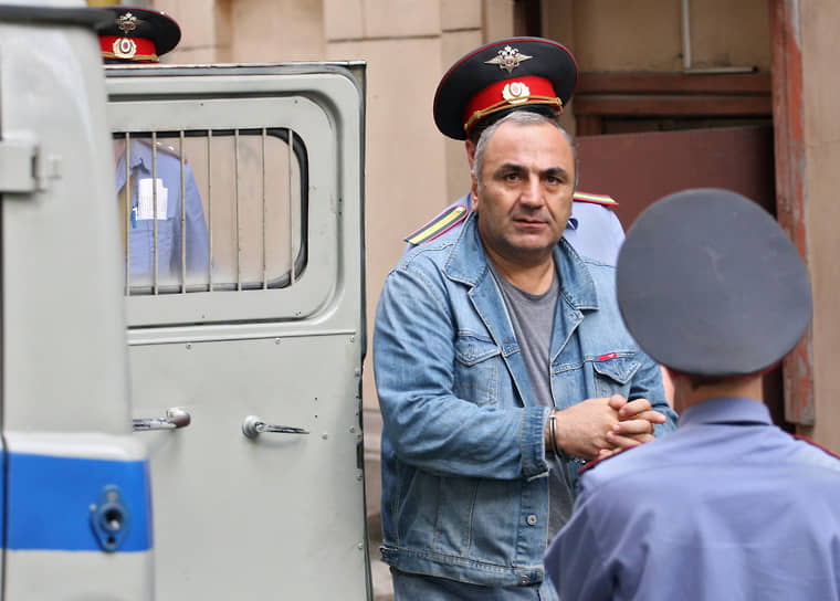 Криминальный авторитет Тариэл Ониани после заседания Хамовнического районного суда. Ониани подозревается в похищении человека