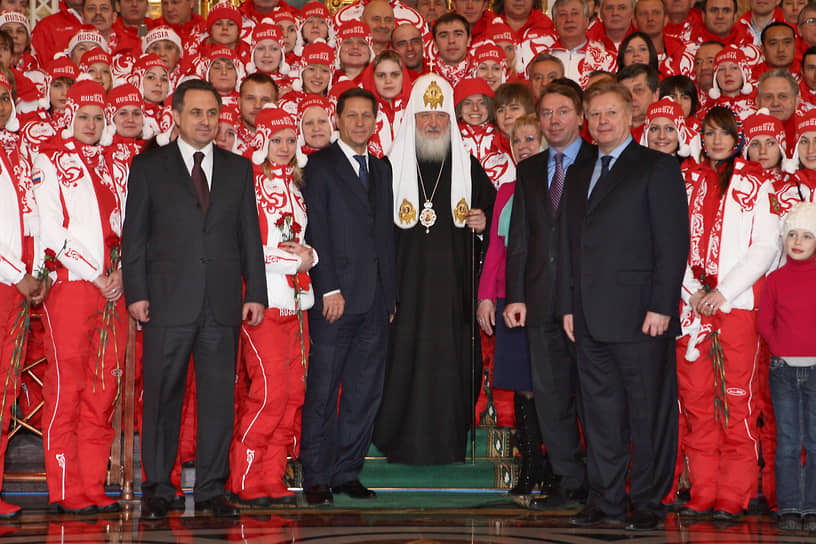 Слева направо: министр спорта, туризма и молодежной политики Виталий Мутко, зампред правительства Александр Жуков, патриарх Московский и всея Руси Кирилл, управляющий делами президента Владимир Кожин и глава Олимпийского комитета РФ Леонид Тягачев в храме Христа Спасителя на церемонии проводов сборной России на зимние Олимпийские игры в Ванкувере, 2010 год 