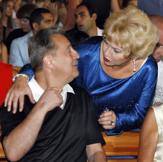 С сенатором Людмилой Нарусовой на открытии конкурса молодых исполнителей «Новая волна», 2011 год