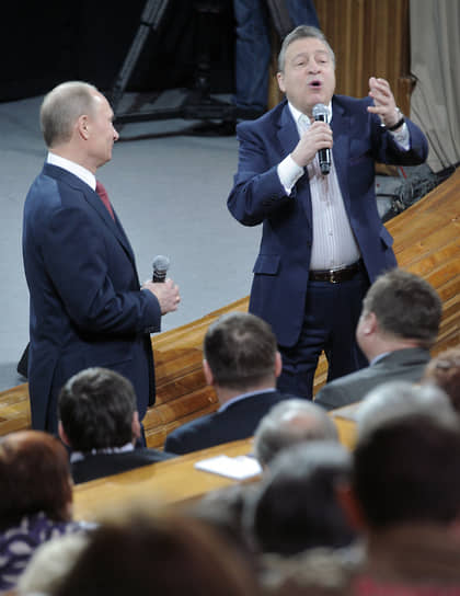 «Если позволить России развиваться по канонам европейской демократии, у нас, я думаю, тогда вообще все рухнет. Мы же ни в чем не знаем середины. Все доводим до крайности, до абсурда»
&lt;br>На фото: на встрече кандидата в президенты Владимира Путина (слева) с доверенными лицами в Политехническом музее, 2012 год
