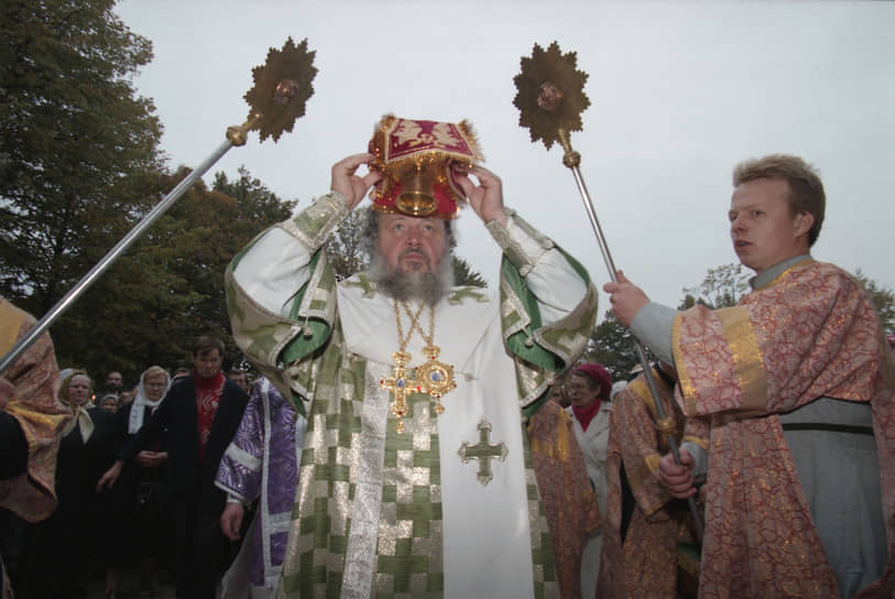 С 1971 по 1974 год был представителем Московского Патриархата при Всемирном Совете Церквей в Женеве. В 1974-1984 годах Кирилл занимал пост ректора Ленинградской духовной академии и семинарии, а также был доцентом кафедры патрологии