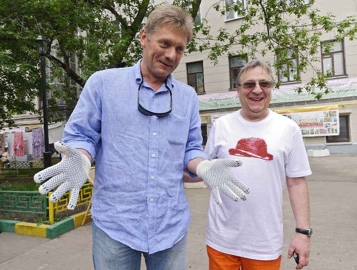 С пресс-секретарем президента России Дмитрием Песковым во время посадки цветов во дворе дома, где жила поэтесса Анна Ахматова, 2013 год