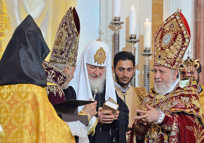 С католикосом всех армян Гарегином II (справа) во время торжественного освящения кафедрального собора и открытия храмового комплекса Армянской апостольской церкви в Москве, 2013 год